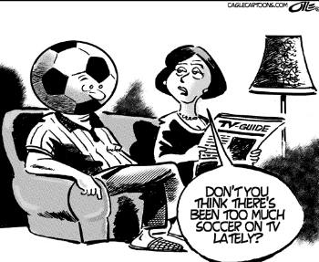 La esposa le pregunta al marido: ¿No crees que llevas demasiado tiempo viendo el fútbol en la tele?